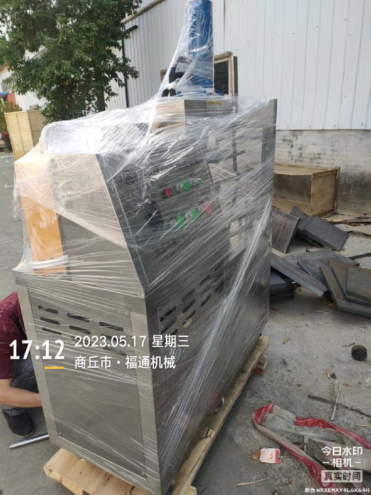 新疆客户订购一台半自动花生糕机器