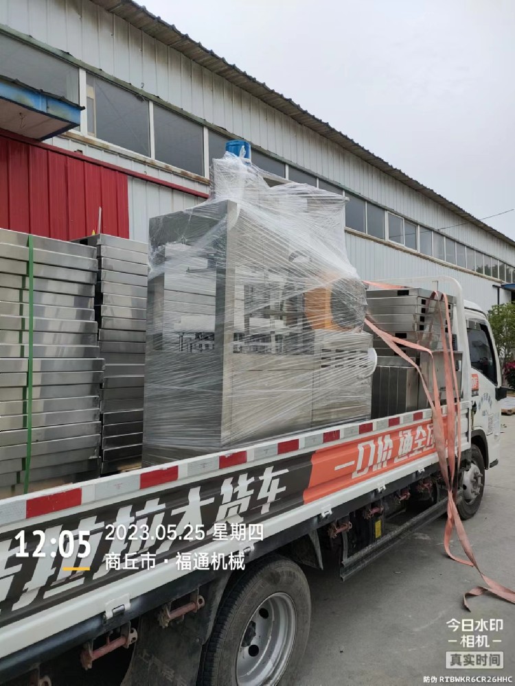 济南客户订购一台半自动绿豆糕机器