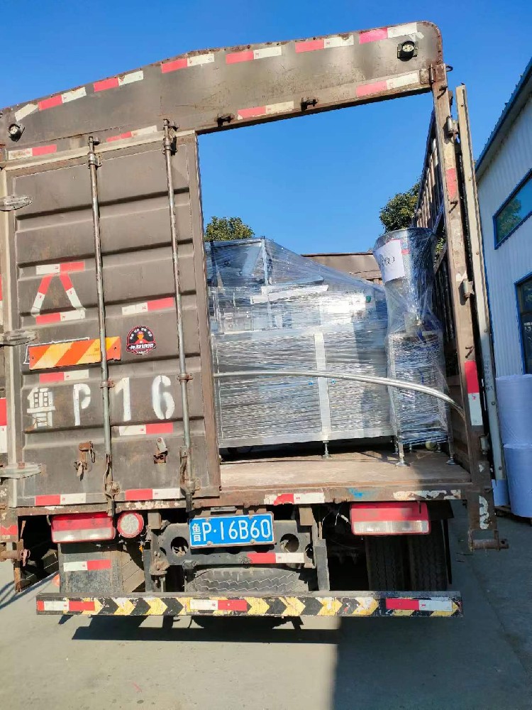 德州客户订购一台全自动压块机
