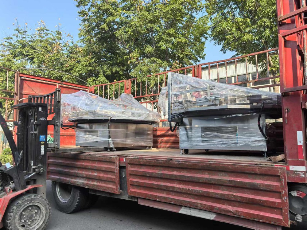 高唐客户订购的两台蛋卷机已经发货了